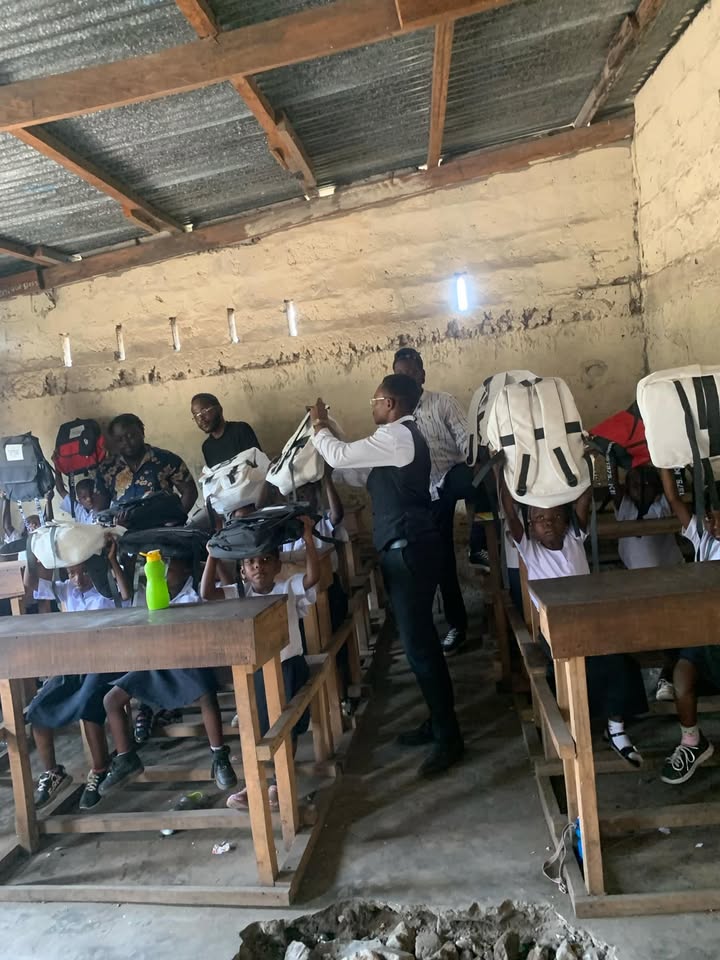 Sacs et fournitures scolaires reçus grâce à la fondation Corazon