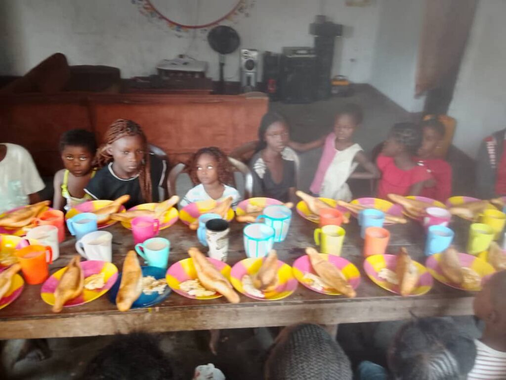 Enfants du centre One Love partageant un repas ensemble à Kinshasa