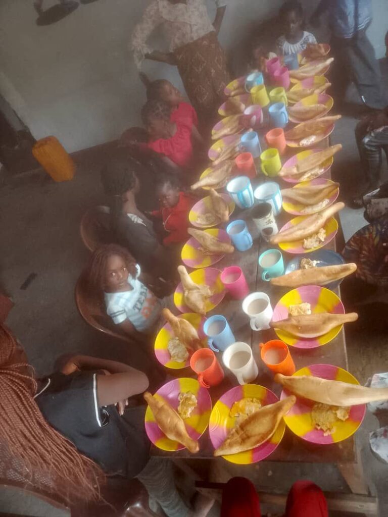 Enfants du centre One Love partageant un repas ensemble à Kinshasa