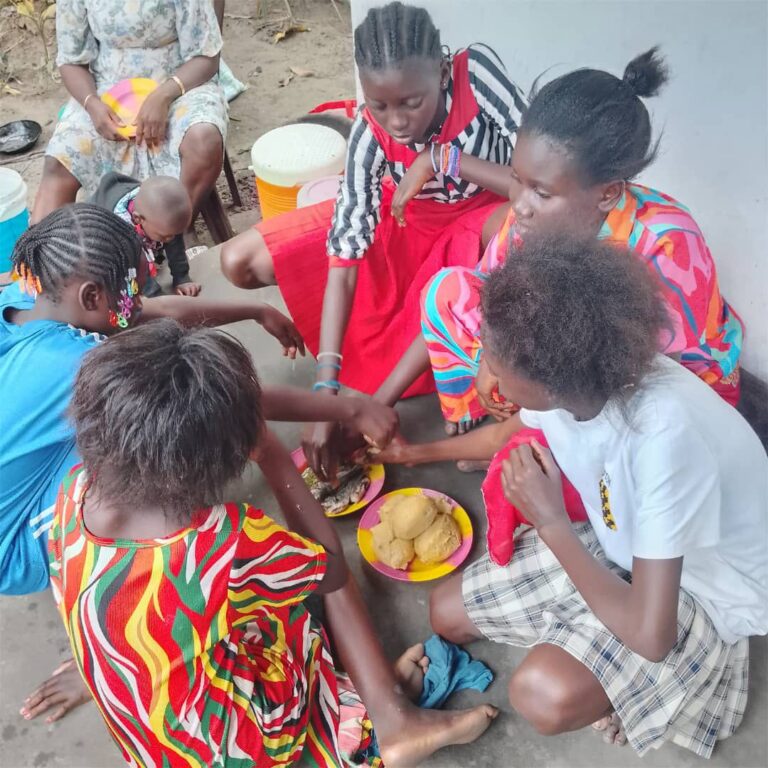Enfants du centre One Love partageant un repas ensemble à Kinshasa