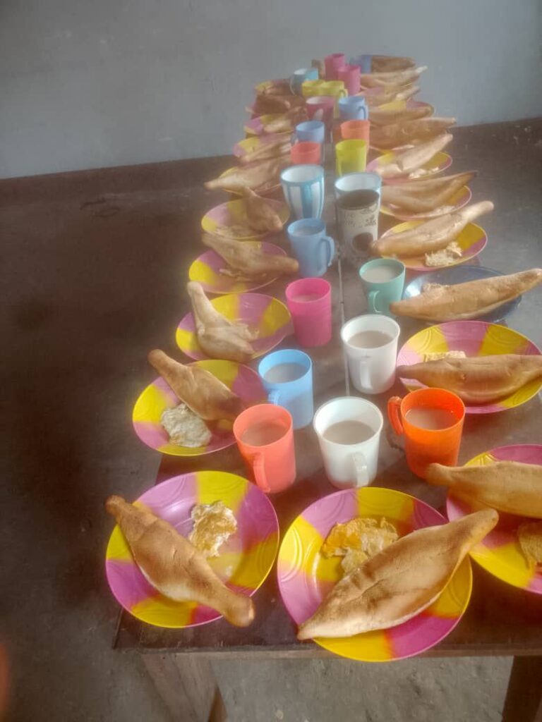 Enfants du centre One Love partageant un repas ensemble à Kinshasa