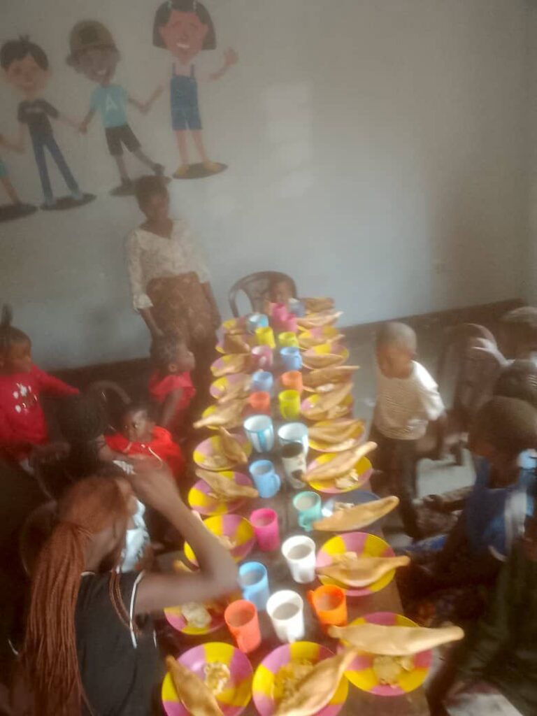 Enfants du centre One Love partageant un repas ensemble à Kinshasa