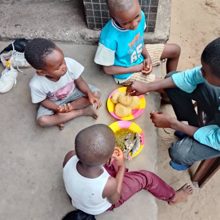 Enfants du centre One Love partageant un repas ensemble à Kinshasa