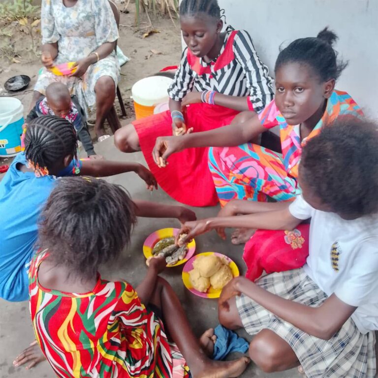Enfants du centre One Love partageant un repas ensemble à Kinshasa